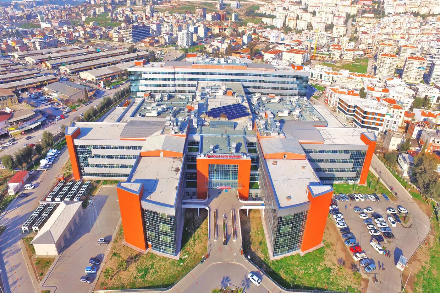 İzmir İl Sağlık Müdürlüğü yerleşkesinin havadan görünümü.
